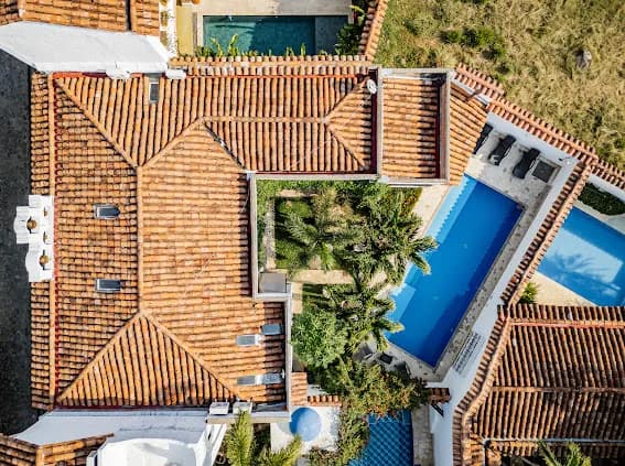 Vista aérea: techos de terracota y piscina