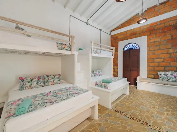 Habitación con literas y ropa de cama tropical