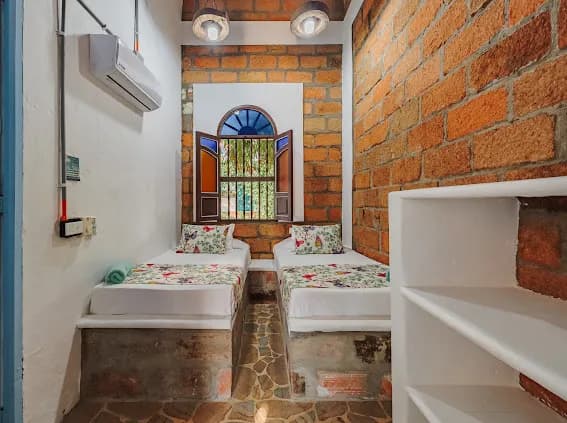 Habitación doble con paredes de ladrillo y AC