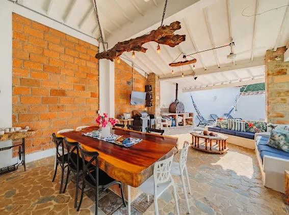 Comedor y sala con lámpara de madera flotante
