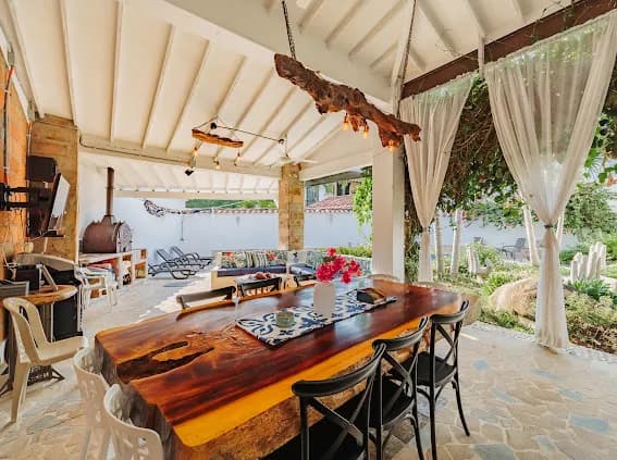 Comedor al aire libre con mesa de madera rústica