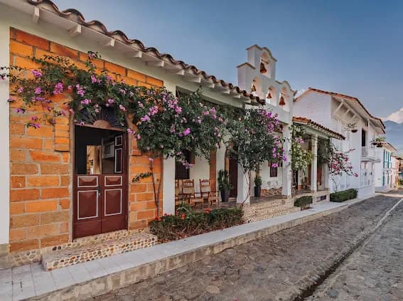 Vista de la calle con buganvilias y fachada colonial