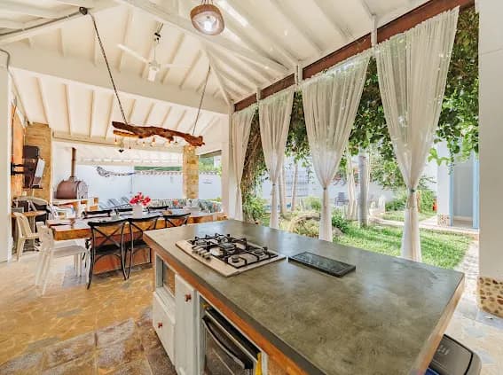 Cocina con cortinas y vista al jardín