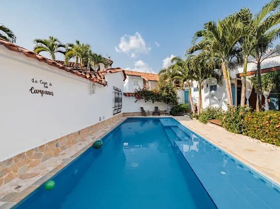 Piscina con letrero de La Casa de las Campanas